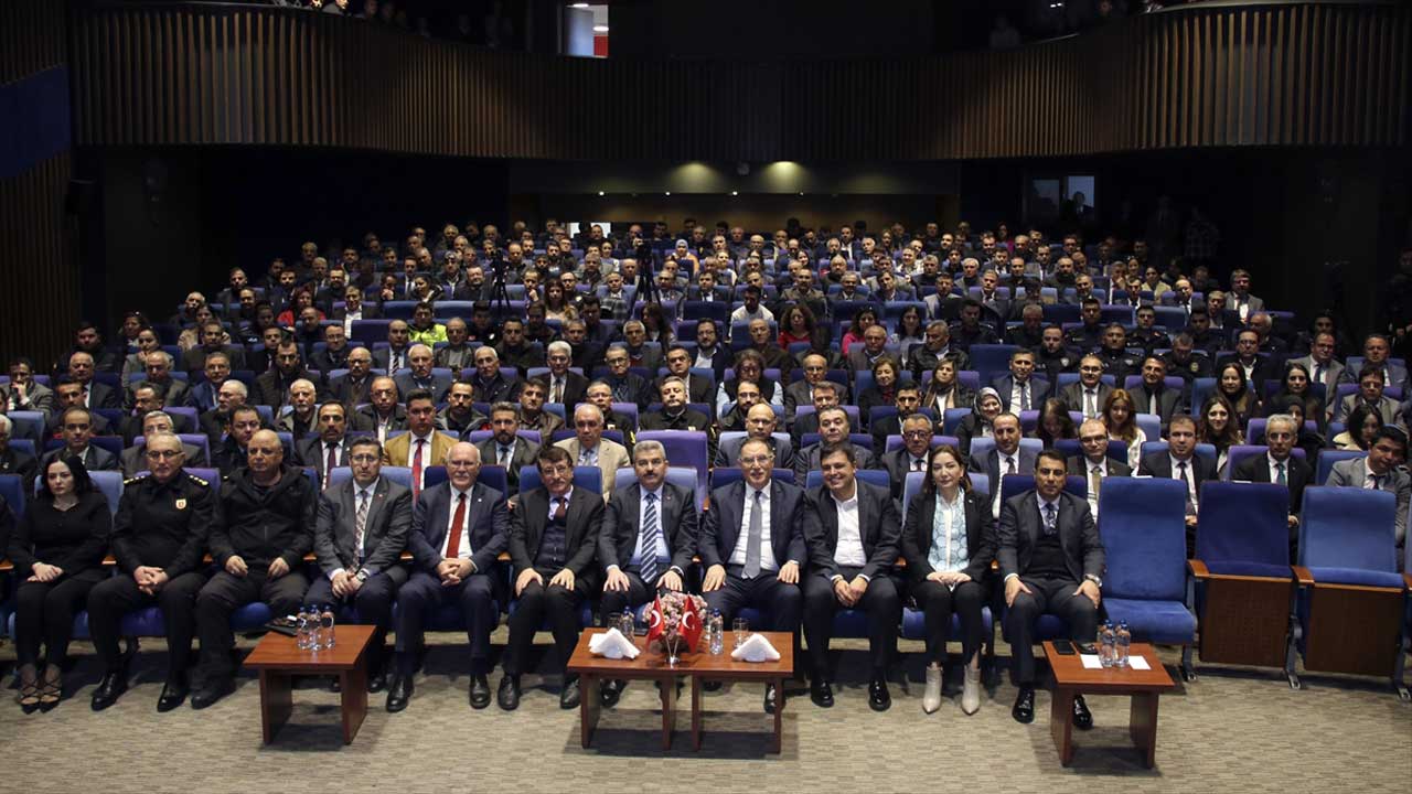 Kamu Başdenetçisi Şeref Malkoç Uşak'ta vatandaşlarla buluştu
