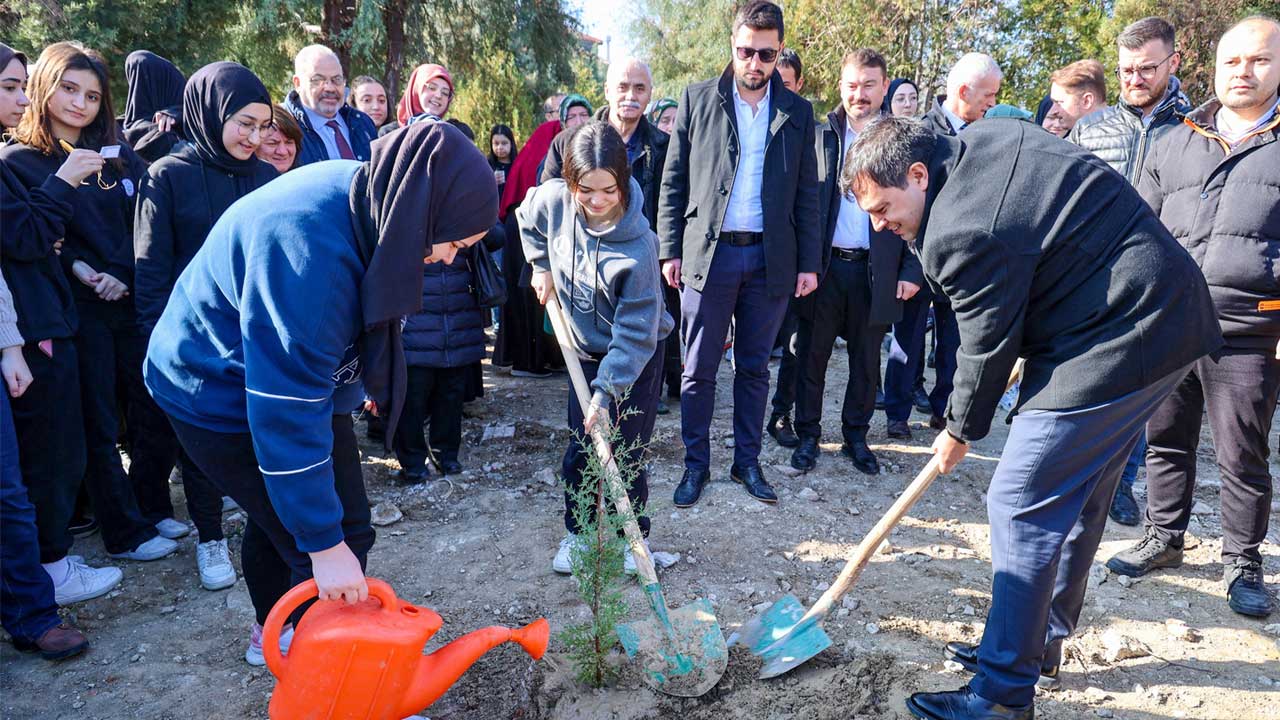 Uşak'ta yeşil geleceğe nefes! Başkan Çakın öğrencilerle buluştu