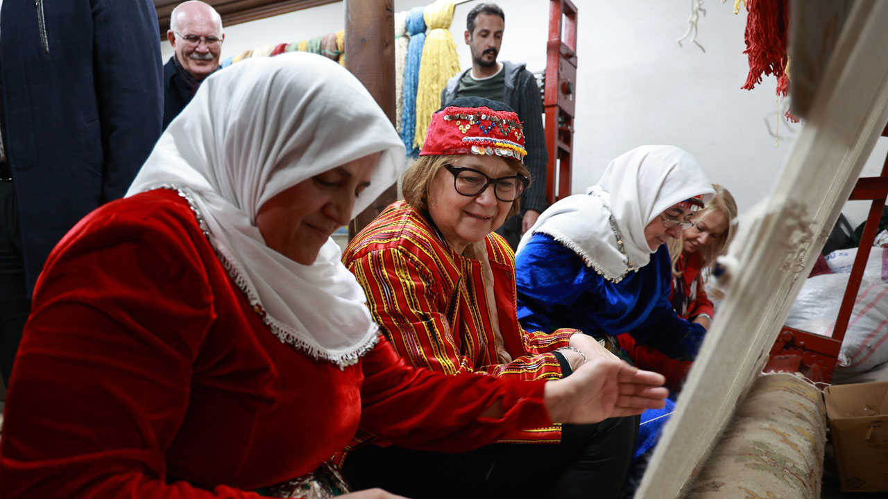 Finlandiya Büyükelçisi Uşak halılarını öve öve bitiremedi