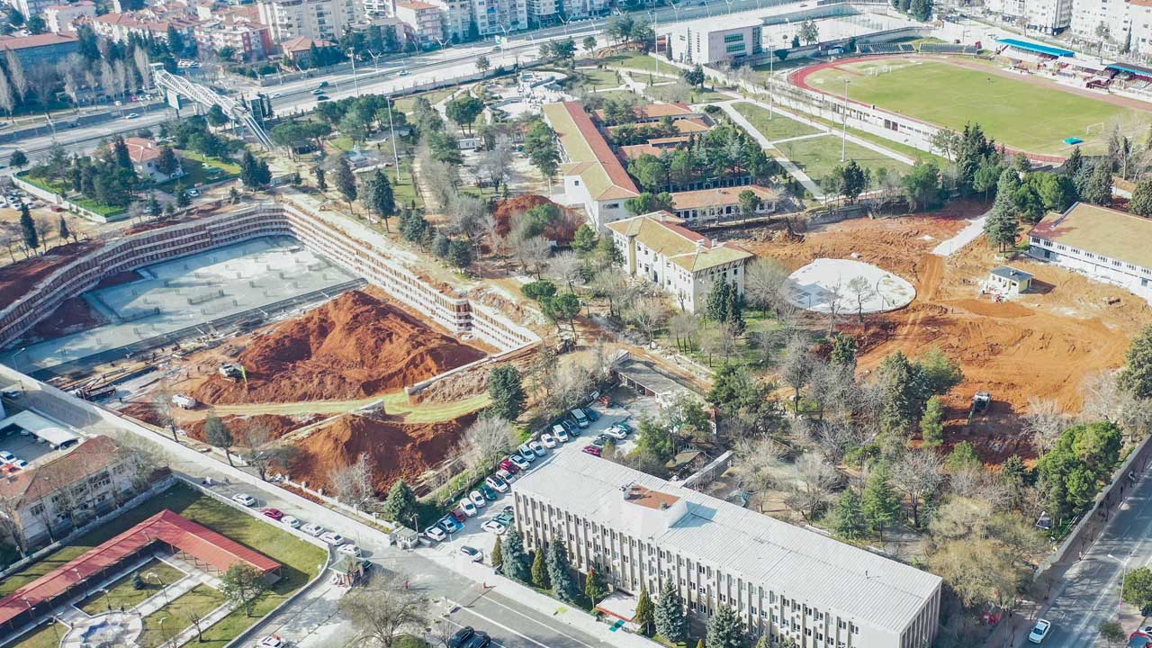 Uşak'ın kalbi yeşile ve spora kavuşuyor! Millet Bahçesi yapımı tam gaz