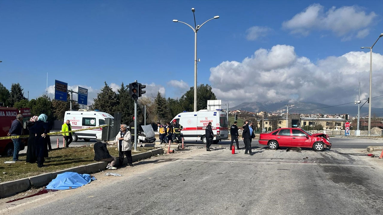 Gediz-Uşak kara yolunda feci kaza! 3 kişi öldü, 2 kişi yaralandı