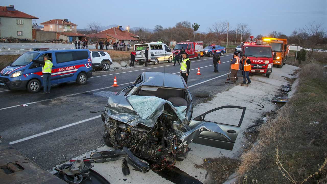 Uşak'ın Eşme ilçesinde trafik kazası: 1 kişi öldü, 2 kişi yaralandı