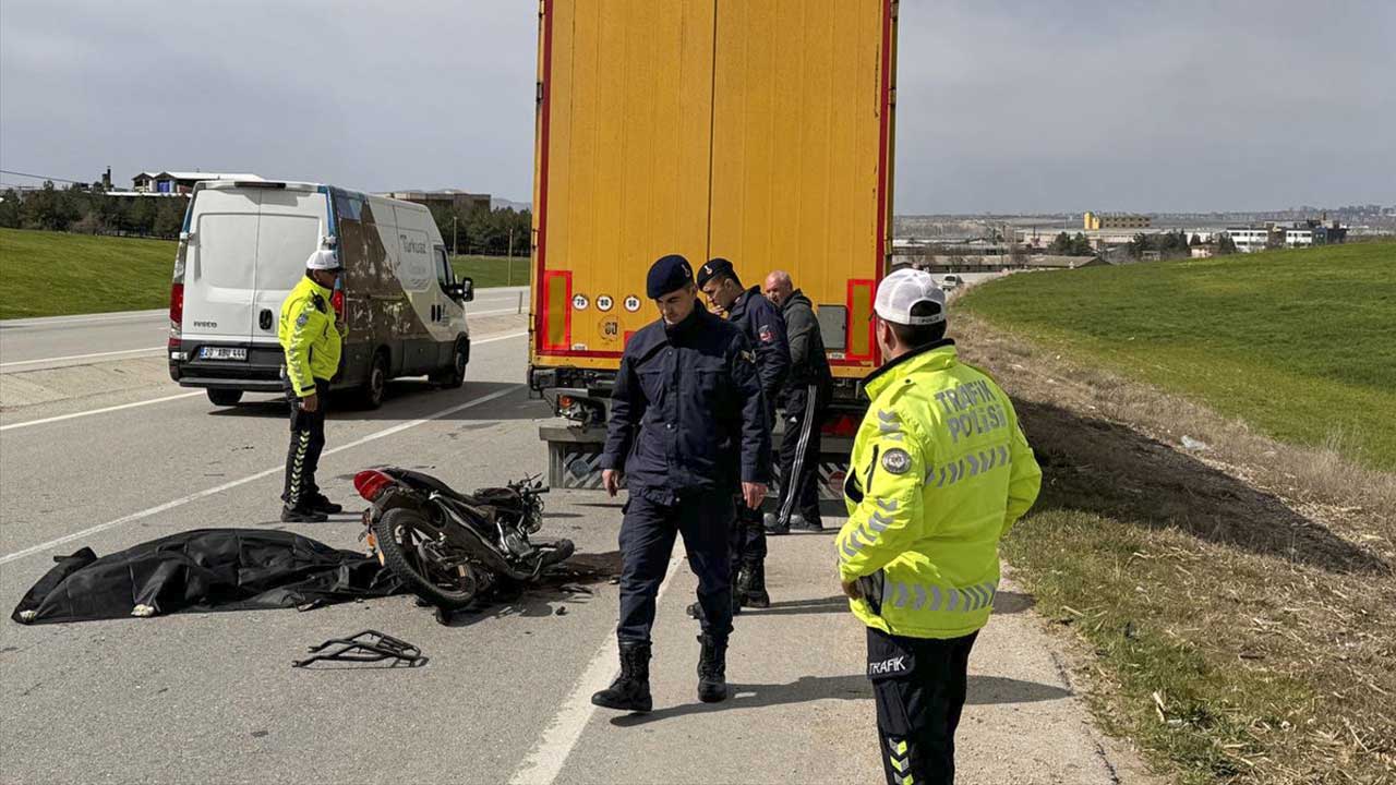 Uşak'ta tır dorsesine çarpan motosiklet sürücüsü öldü