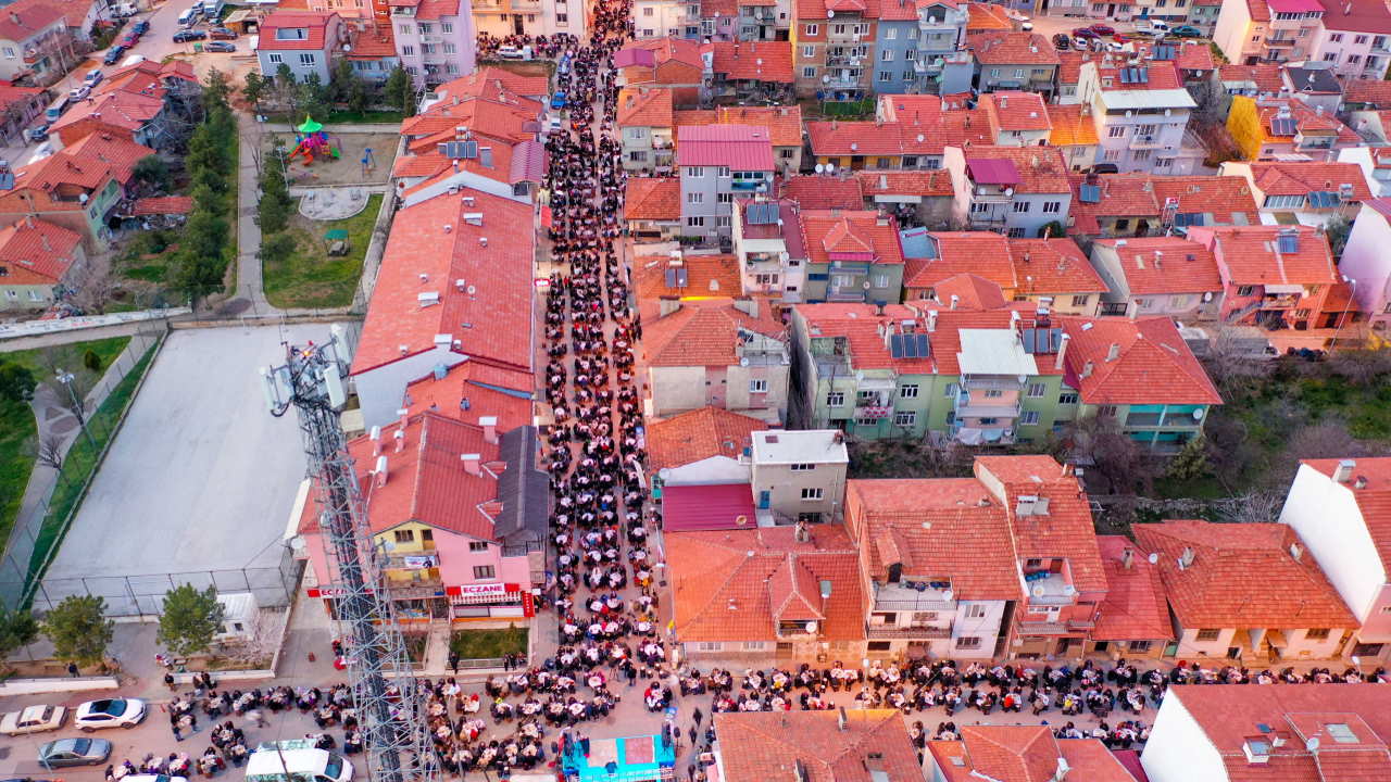 Uşak'ta ilk iftar sofrası Dikilitaş'ta kuruldu