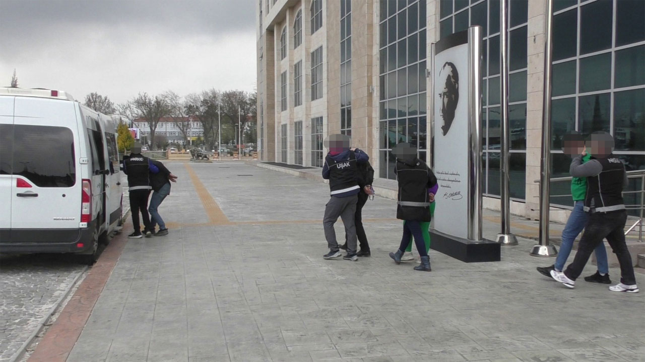 Uşak'ta bir otomobilde uyuşturucu ele geçirildi, 4 kişi tutuklandı