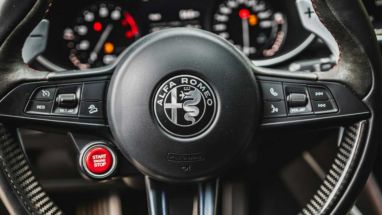 Alfa Romeo’nun yeni fiyat listesi dudak uçuklattı: Lüks ve performansın bedeli çok ağır