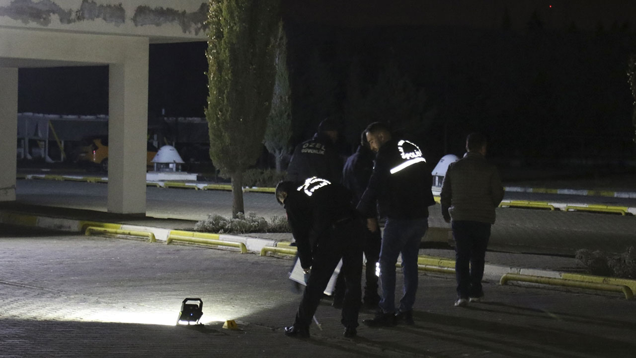 Uşak'ta hastanenin otoparkında bir kişiyi av tüfeğiyle vurdular