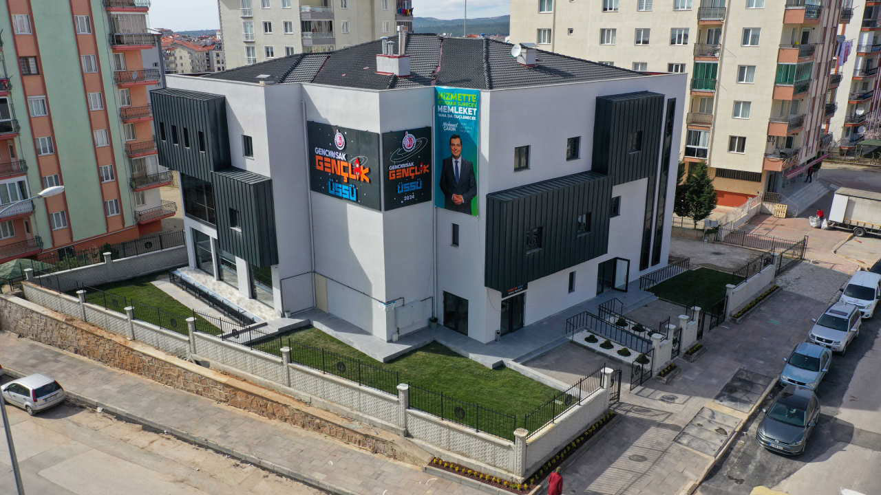 Uşak'ta Gençlerin Yeni Merkezi Gençlik Üssü Hizmete Girdi
