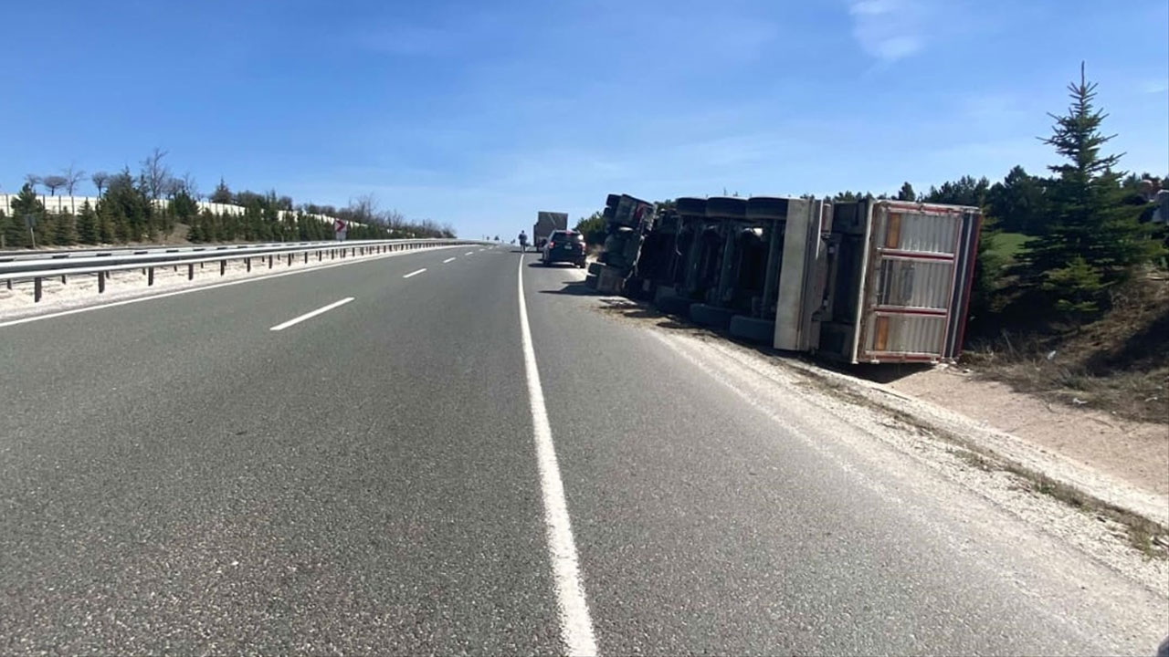 Banaz'da tır devrildi! Yolcu yaralandı