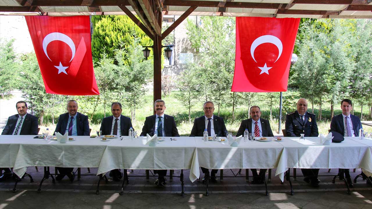 Uşak'ta protokol üyeleri bayramlaştı