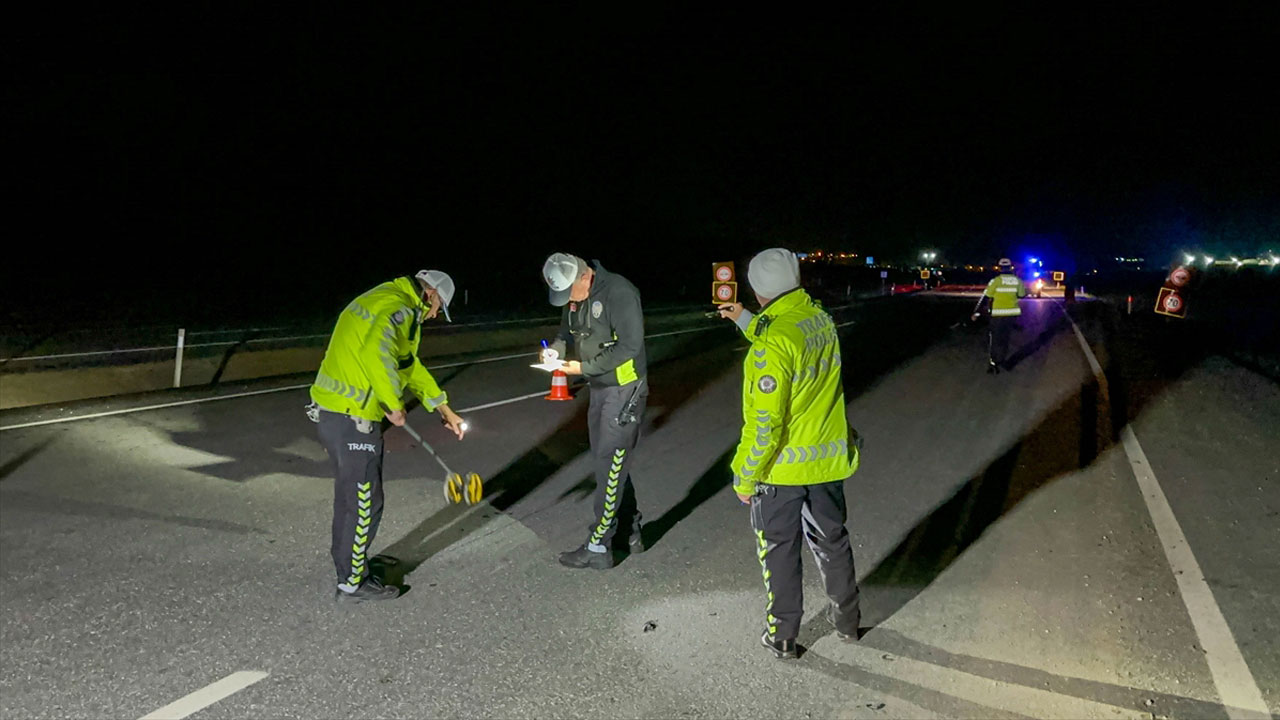 Uşak'ta iki otomobilin birden çarptığı yaya öldü