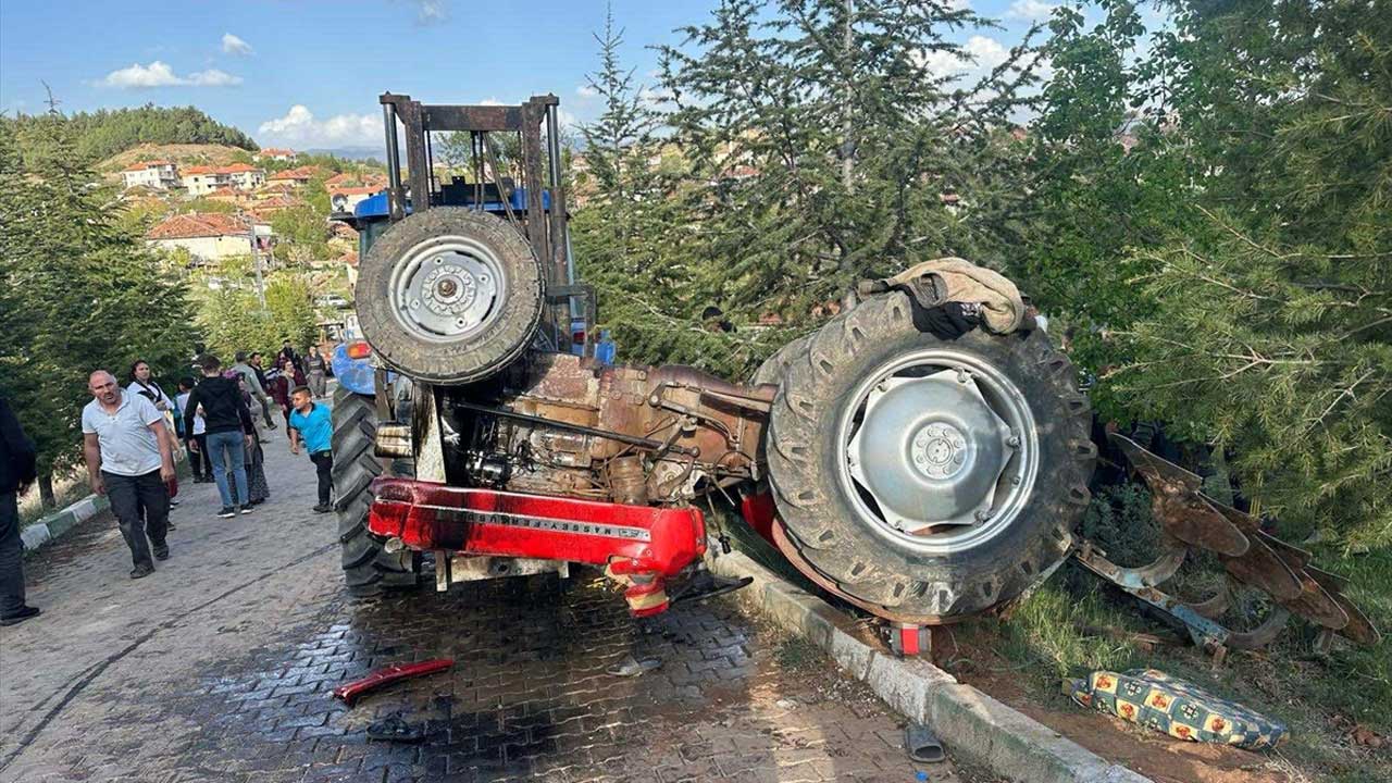 Uşak'ta traktör kazasında karı kocayı ölüm ayırdı