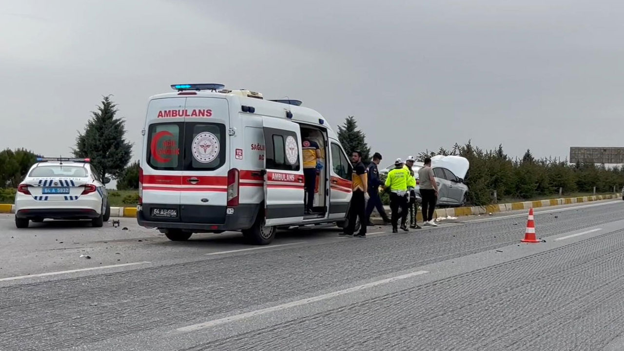 Uşak'ta iki otomobil çarpıştı! 1'i çocuk 5 kişi yaralandı