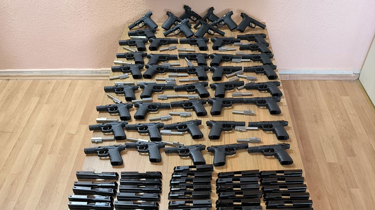 Uşak'ta çekicideki otomobilden 45 tabanca çıktı