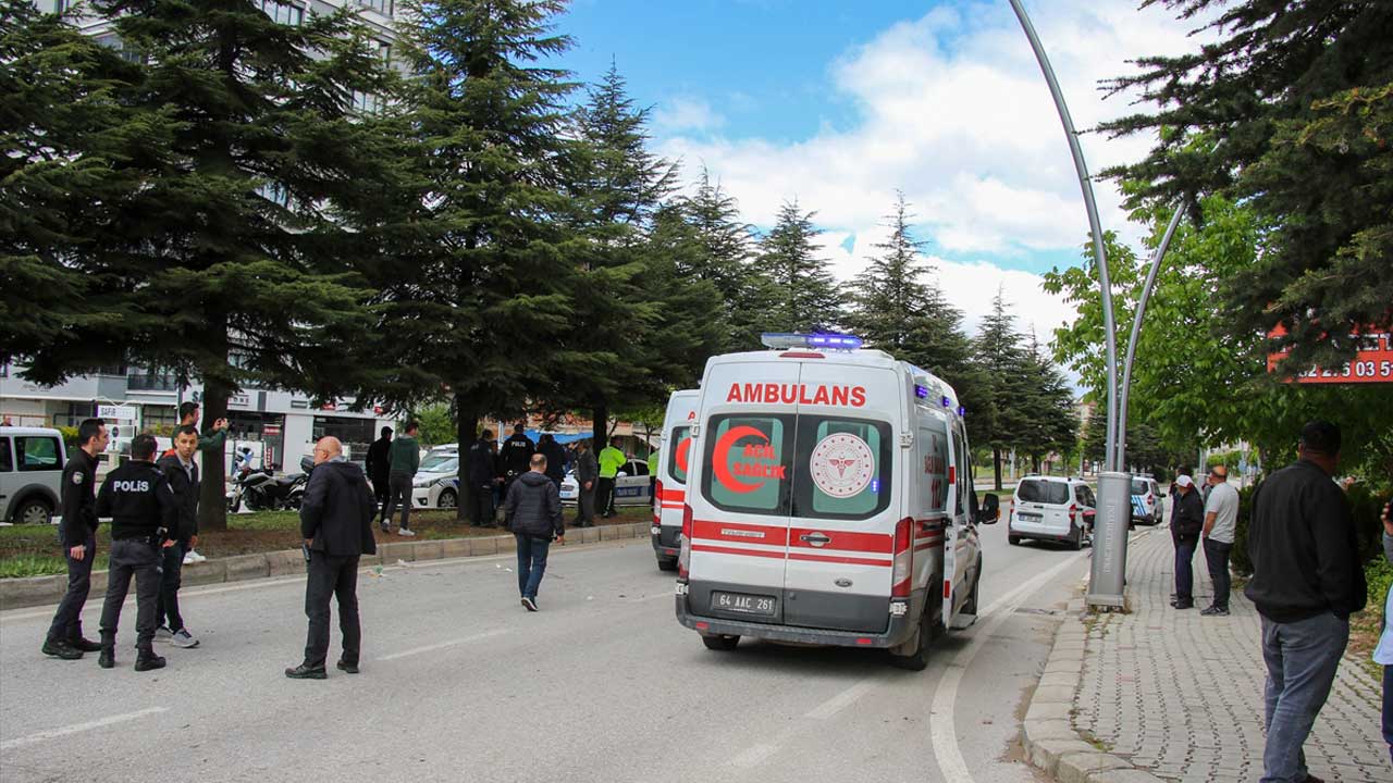 Uşak'ta, yolun karşısına geçmeye çalışan anne ve oğlu ağır yaralandı