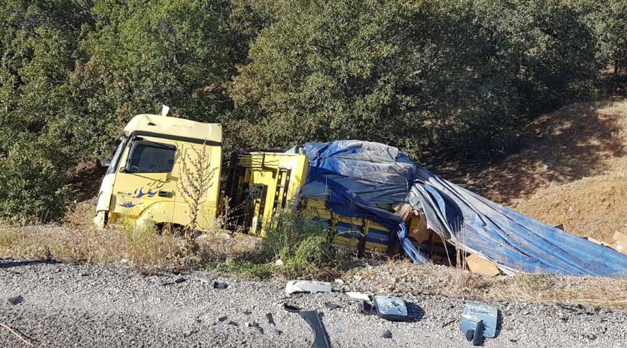 Uşak’ta şarampole devrilen tırın sürücüsü yaralandı