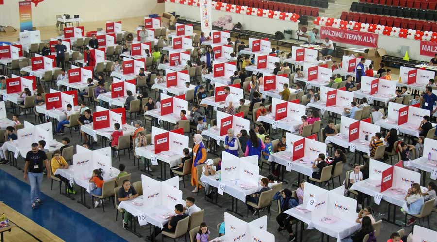 Uşak'ta DENEYAP Türkiye Teknoloji Atölyeleri için sınav yapıldı