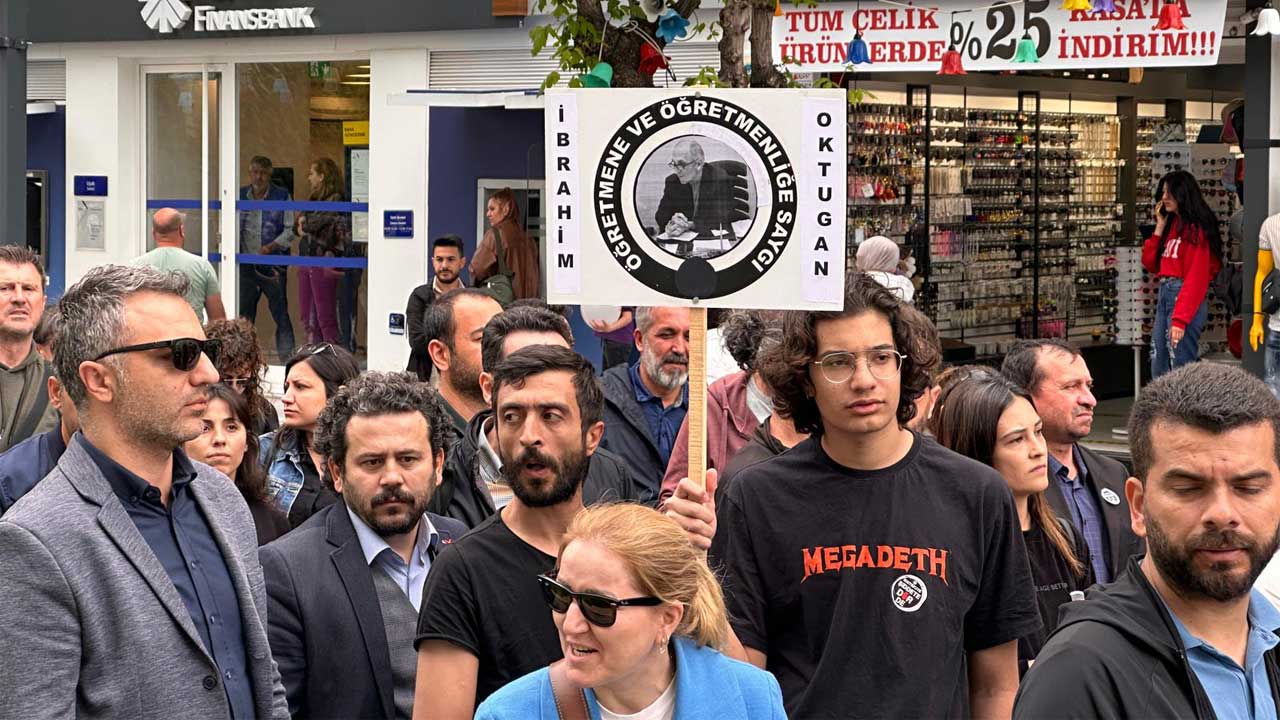 Uşak'ta öğretmenler seslerini yükseltti: "Öğretmene dokunma!"
