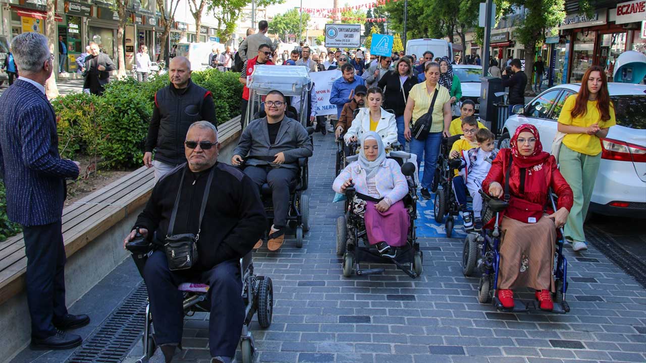 Uşak'ta Engelliler Haftası kapsamında yürüyüş yapıldı
