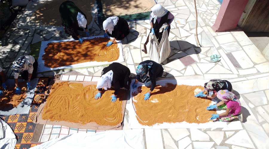 Uşaklı kadınlar tarhana için bir araya geldi
