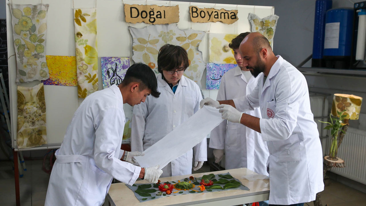 Uşak halısının solmayan renkleri doğal boyama tekniğiyle öğrencilere öğretiliyor