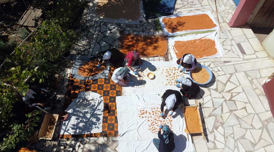 Uşaklı kadınların tarhana mesaisi başladı