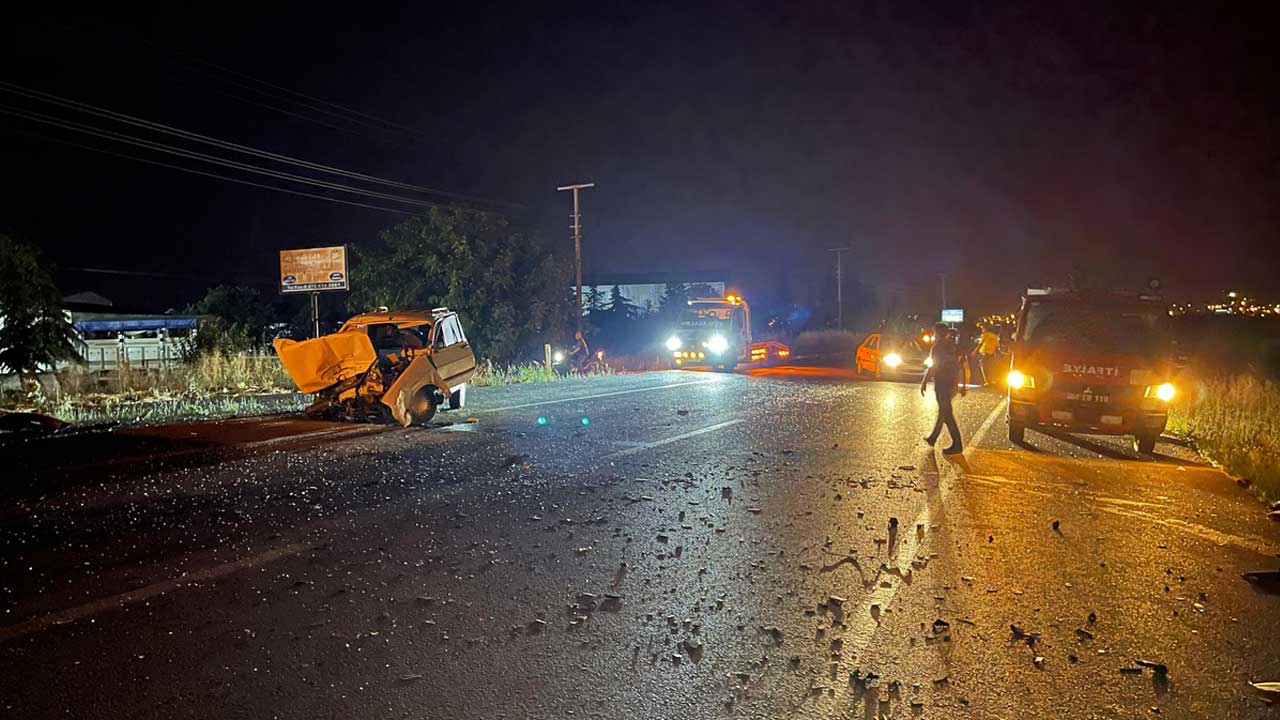 Uşak'ta korkunç kaza! 2'si ağır 6 kişi yaralandı