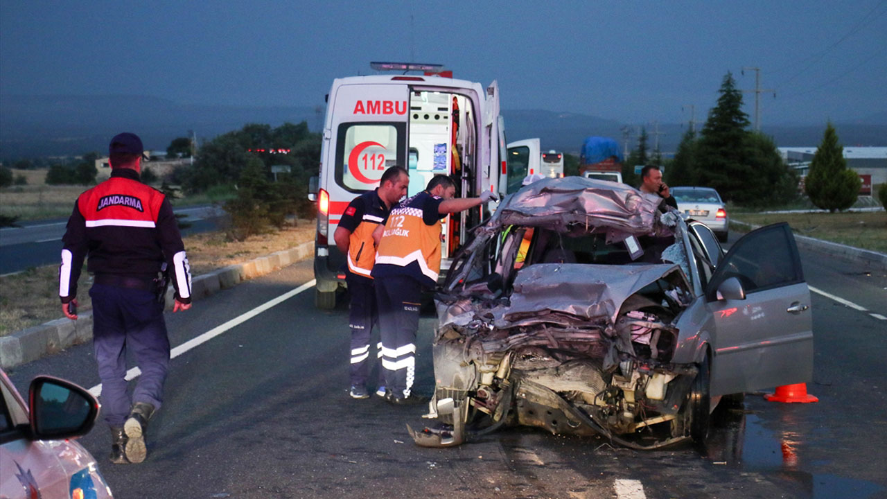 Uşak'ta kamyona arkadan çarpan otomobilin sürücüsü İsmail Moral öldü