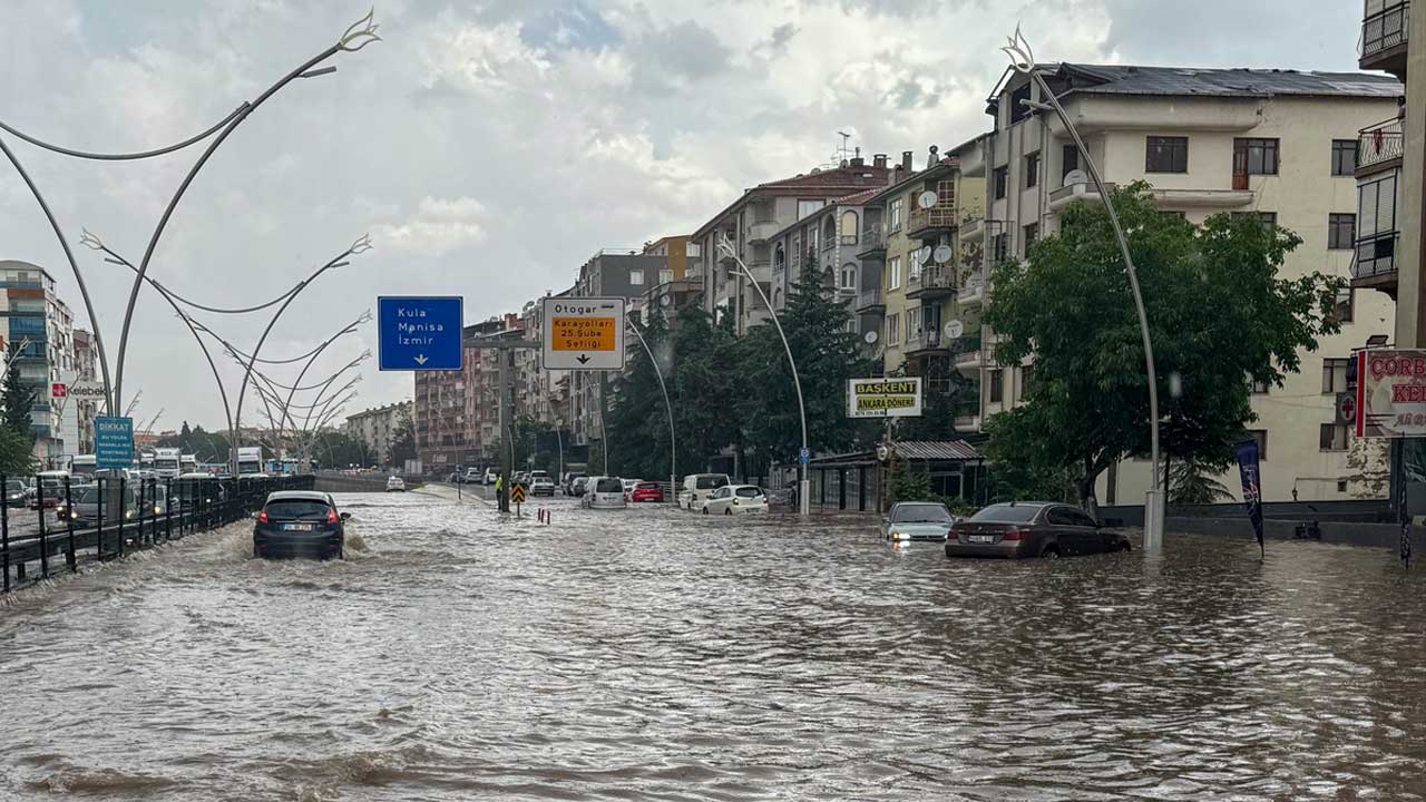 Uşak'ı sağanak ve dolu vurdu