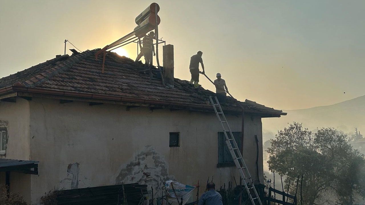 Ulubey'deki yangında 3 ev zarar gördü