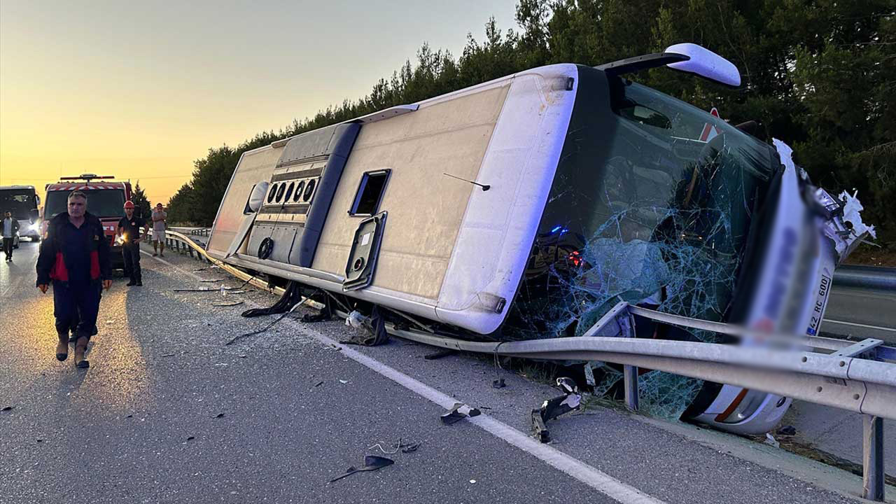 Uşak'ta yolcu otobüsü devrildi 11 kişi yaralandı