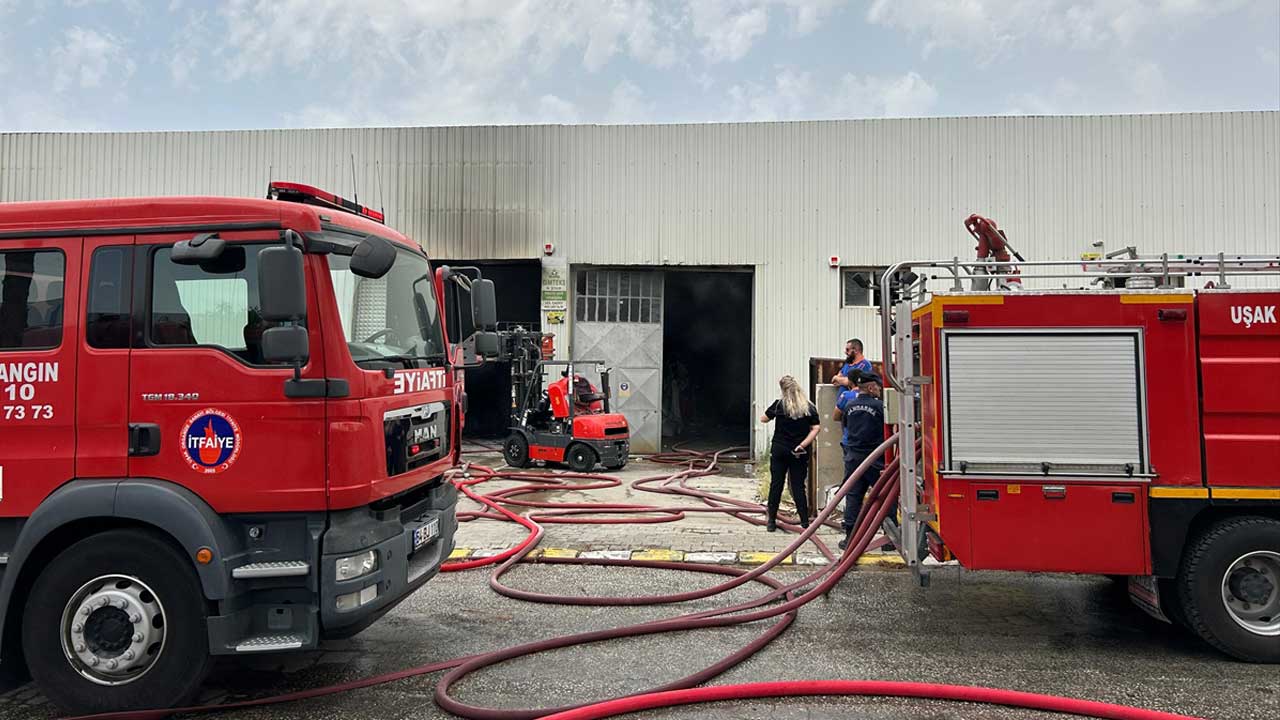 Uşak OSB'de tekstil fabrikasında çıkan yangın söndürüldü