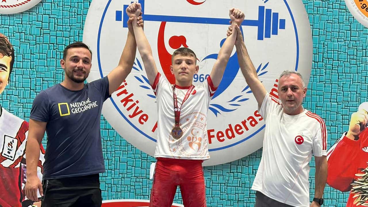 Uşaklı genç halterciler Türkiye Şampiyonasında başarıya ulaştı