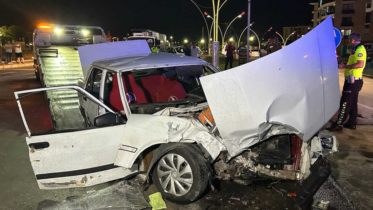 Uşak'ta trafik kazası, 2'si çocuk 6 kişi yaralandı