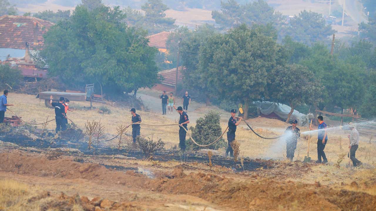 Kuşdemirler ile Kızılcaören köyleri arasındaki yangına müdahale sürüyor