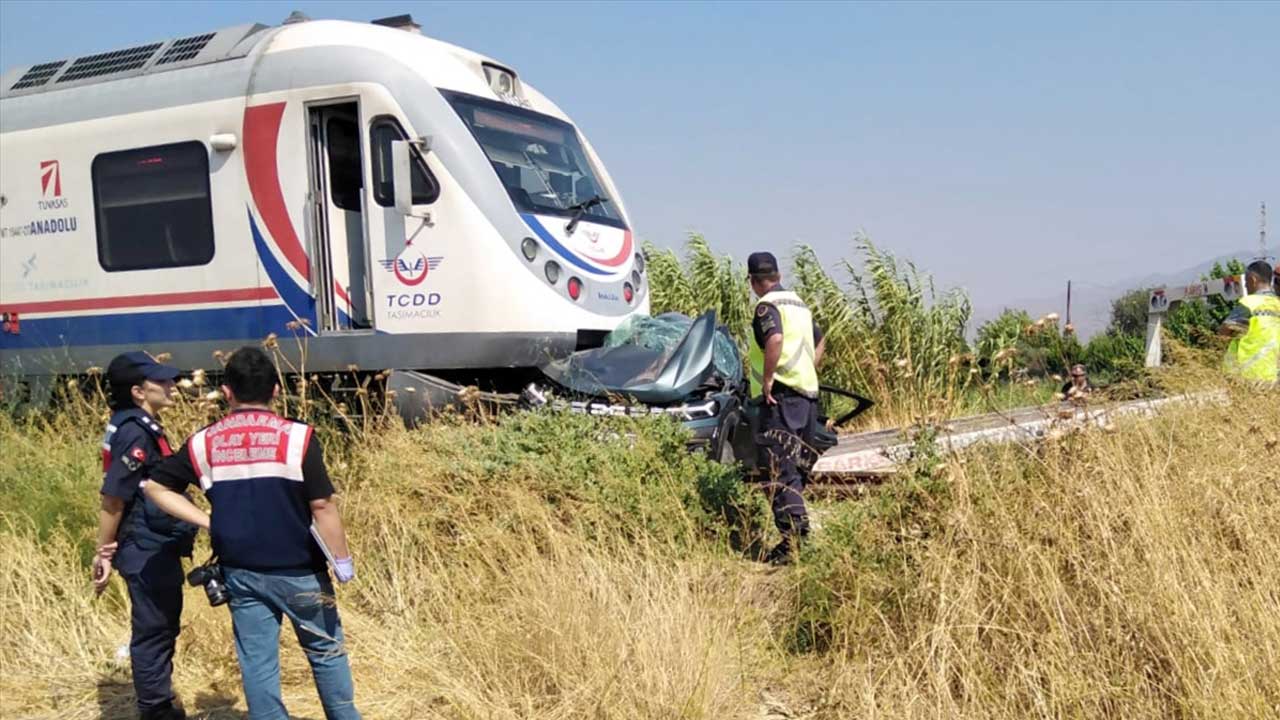 İzmir-Uşak seferini yapan yolcu treninin çarptığı araçtaki 3 kişi öldü