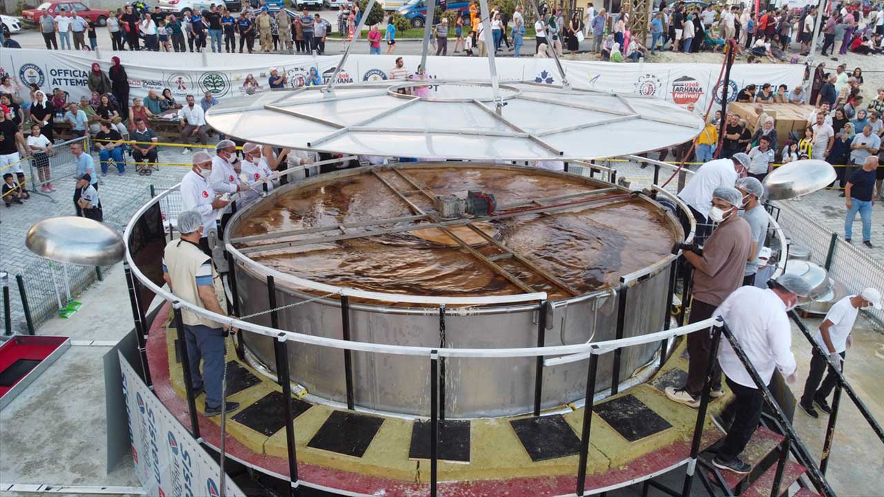 Uşak'ta pişirilen 30 bin 292 litre tarhana çorbası Guinness Rekorlar Kitabı'na girdi