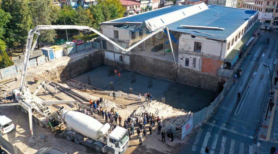 Uşak Belediyesi yeni iş merkezi için temeli attı