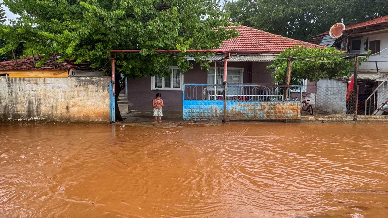 Banaz ve Sivaslı'da dolu ve sağanak etkili oldu