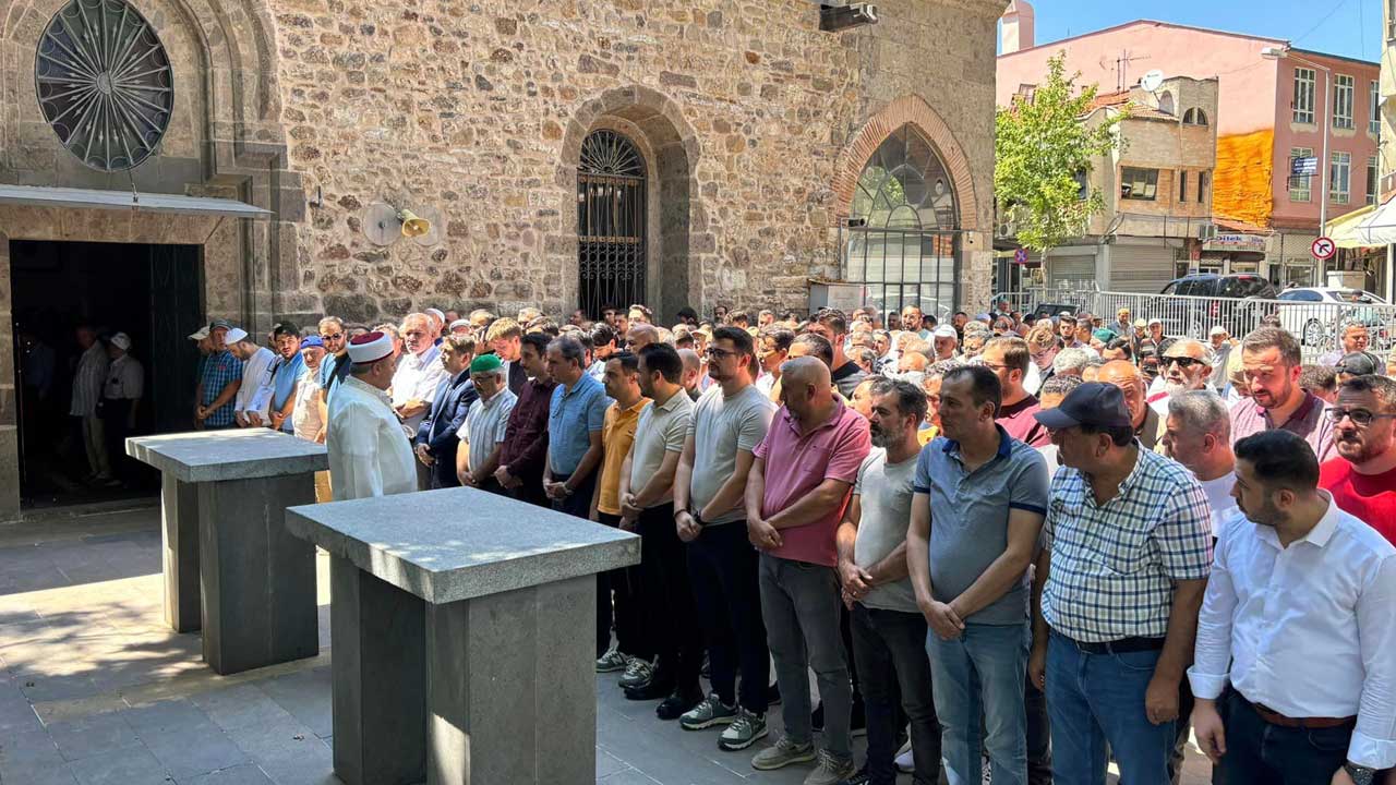 Uşak'ta Heniyye için gıyabi cenaze namazı kılındı