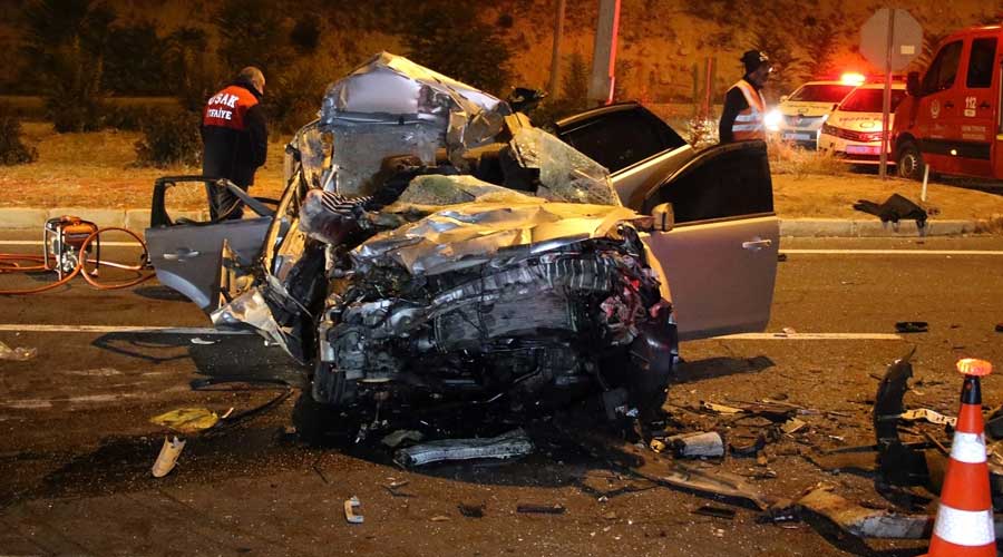 Güre köyü yakınlarında otomobil ile kamyon çarpıştı; 2 kişi öldü, 2 kişi yaralandı