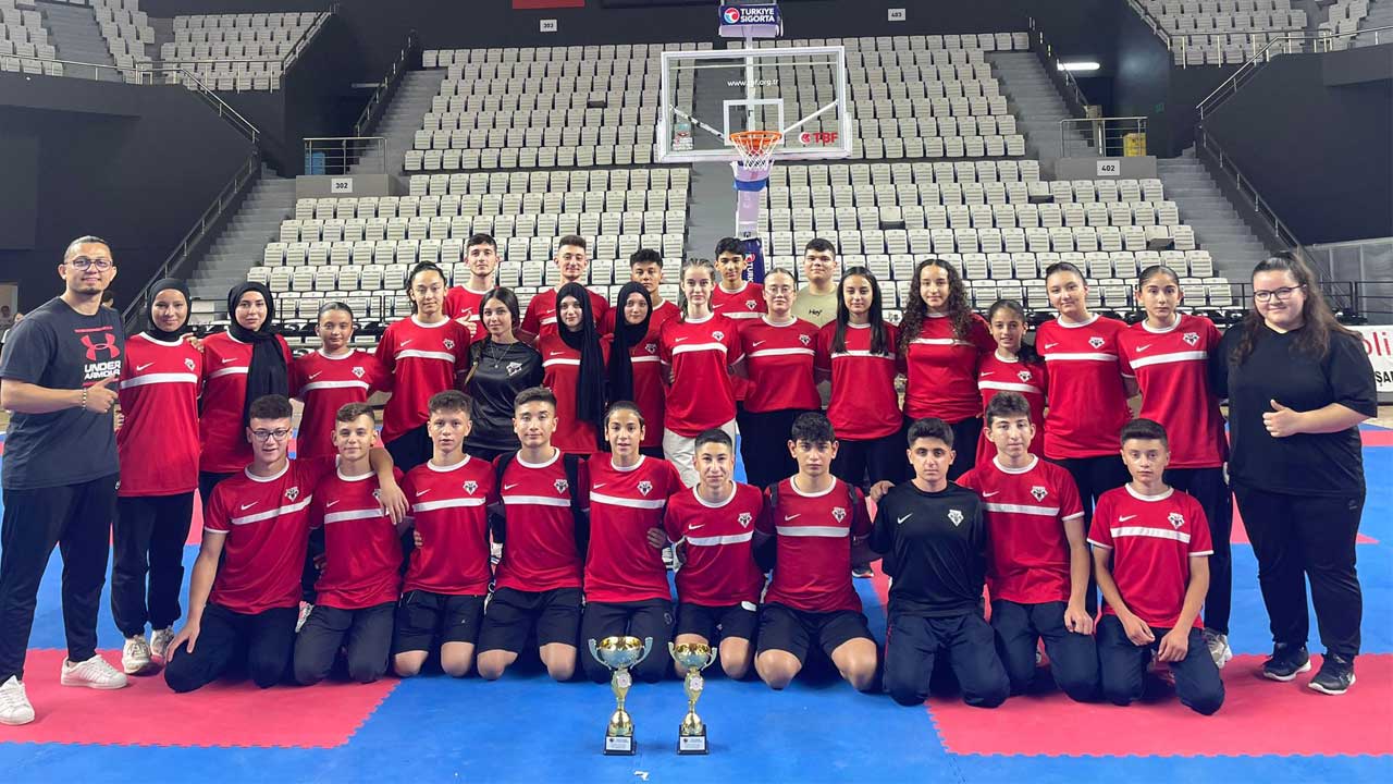 Uşaklı karateciler 1850 sporcunun katıldığı turnuvada şampiyon oldu