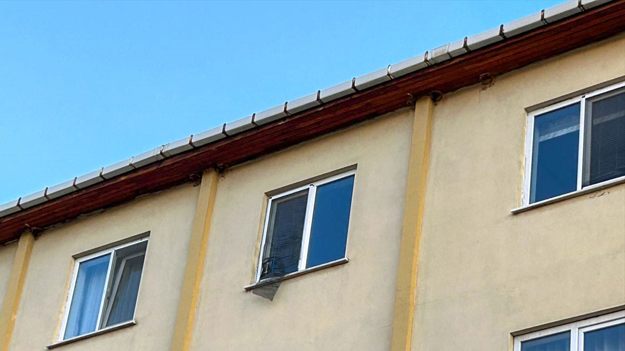 Uşak'ta dördüncü kattan düşen 3 yaşındaki çocuk öldü