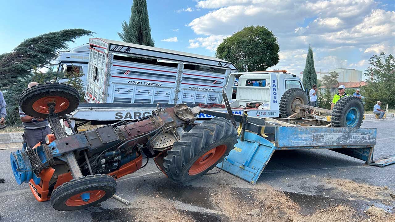 Uşak'ta traktör ile kamyonet çarpıştığı kazada İsmail Eker öldü