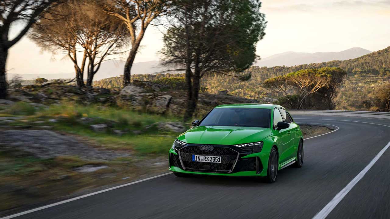 2025 Audi RS3 yenilenen tasarımı ve güçlü performansıyla göz kamaştırıyor