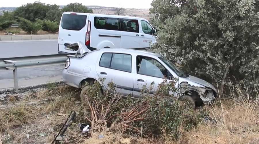 Uşak'ta bariyere ve ağaca çarpan otomobilin sürücüsü yaralandı