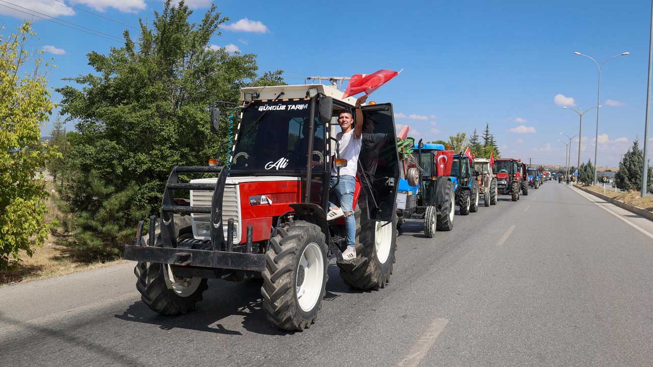 Uşaklı çiftçiler mazot fiyatlarını protesto etti