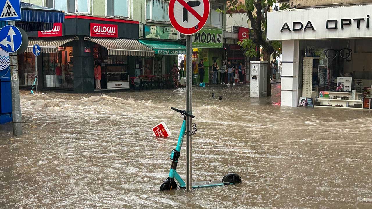 Uşak'ta sağanak yağışta 27 kişi mahsur kaldı