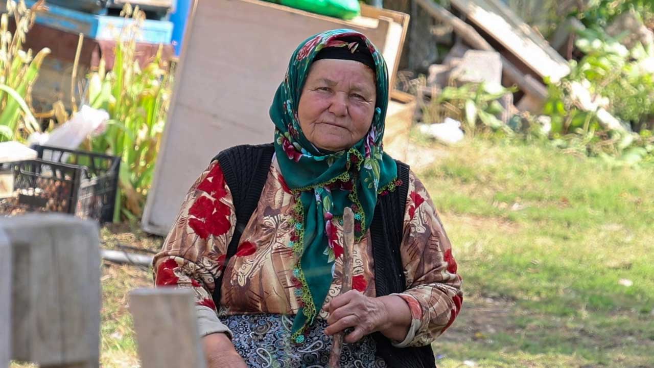 Başkan Yalım, sel mağduru yaşlı kadına yardım etti