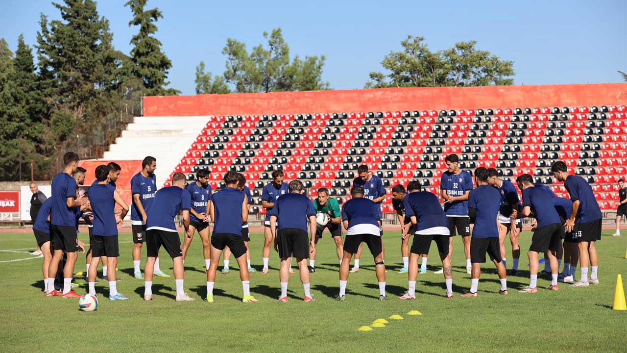 Uşakspor Balıkesirspor'u evinde ağırlamaya hazırlanıyor